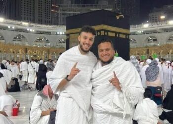نصير مزراوي يؤدي مناسك العمرة