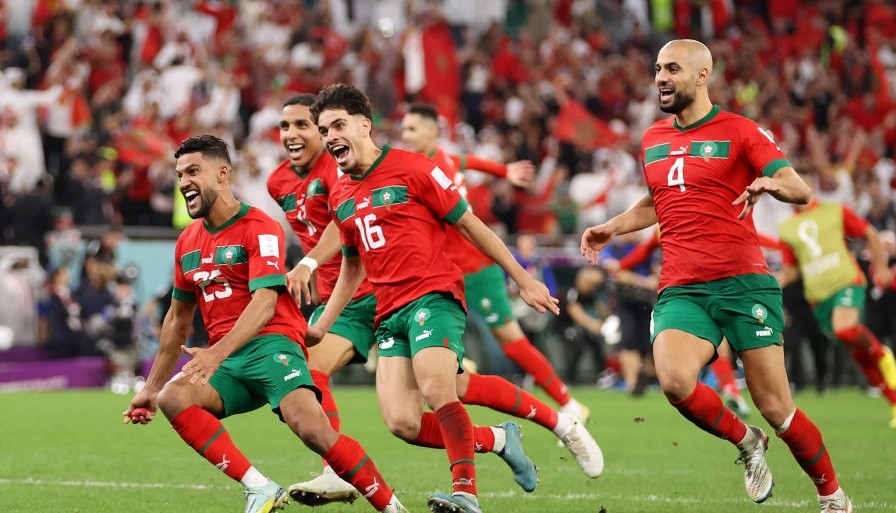 فرحة لاعبي المنتخب بعد الفوز على إسبانيا