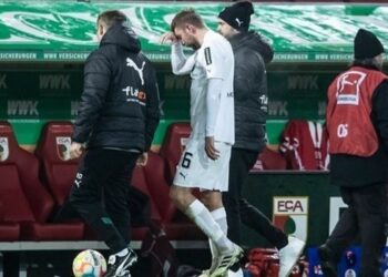 لاعب مونشنغلادباخ يتعرض لارتجاج في المخ