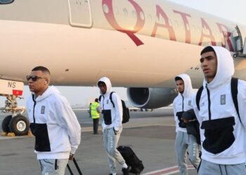 حكيمي يحط الرحال بقطر لمواجهة نجوم الدوري السعودي