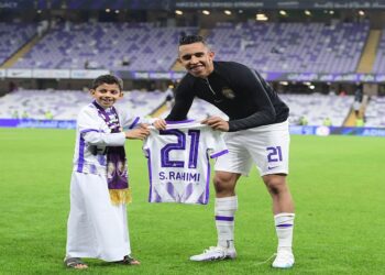 سفيان رحيمي يُحقق أمنية أصغر مشجع للعين الإماراتي