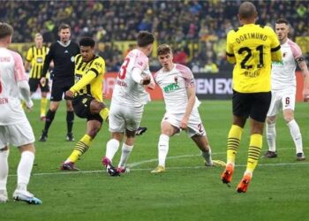 بوروسيا دورتموند يحقق فوزًا مثيرًا على أوجسبورغ في البوندسليغا