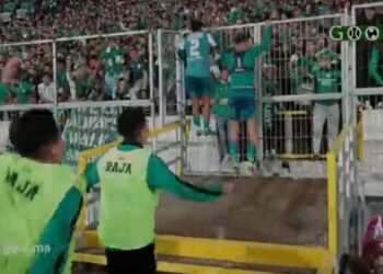 شاهد إحتفالات هستيرية للاعب مدكور وزملائه مع الجماهير الرجاوية بعد الفوز على طنجة