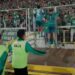 شاهد إحتفالات هستيرية للاعب مدكور وزملائه مع الجماهير الرجاوية بعد الفوز على طنجة