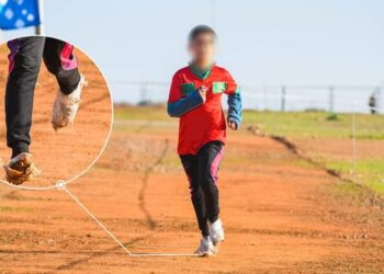 سفيان البقالي يتفاعل مع الطفل الذي ركض بدون حذاء في مسابقة وطنية