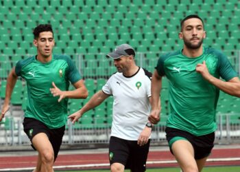 حكيم زياش ونايف أكرد وجها لوجه يوم السبت في الدوري الإنجليزي