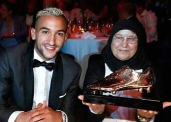 حكيم زياش يوجه رسالة إلى أمه “من أجلي إلى نهر لك في الجنة”