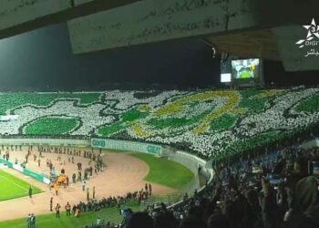 جماهير الرجاء تبدع بتيفوهين رائعين أمام تواركة “وخا تكون عالم متفهمش المضمون ديالهوم”