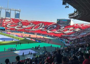 الجماهير ترفع تيفو خيالي وأسطوري أمام الهلال السعودي