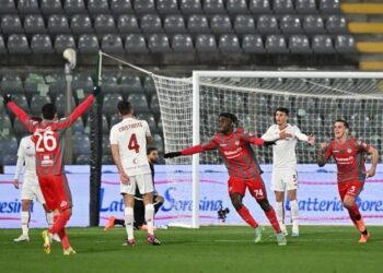 كريمونيزي يفوز على روما ويغادر قاع الدوري الإيطالي