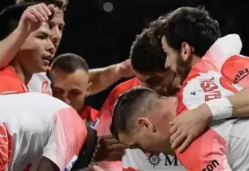 نابولي يسحق كريمونيزي ويعزز صدارته للدوري الإيطالي