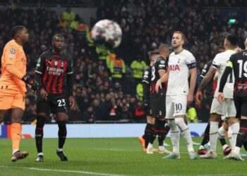 ميلان يعبر توتنهام ويتأهل إلى ربع نهائي دوري الأبطال