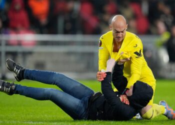 أيندهوفن يحظر مشجعاً لمدة 40 عاماً
