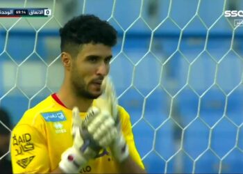 منير المحمدي يتصدى لكرة “شبه مستحيلة” ويُساهم في تأهل فريقه لنصف النهائي