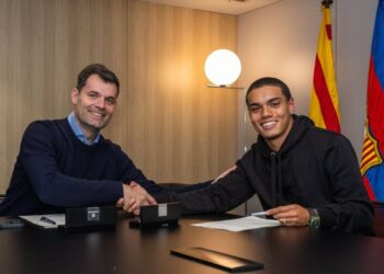 برشلونة يعلن تعاقده مع نجل الأسطورة البرازيلية رونالدينيو