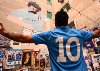 نابولي تتوشح بالأزرق استعداداً للتتويج بلقب الدوري