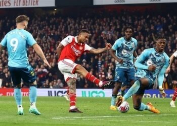 أهدر فريق أرسنال نقطتين ثمينتين في صراعه على التتويج بلقب الدوري بتعادله أمام ضيفه ساوثهامبتون 3-3 خلال المباراة التي جمعتهما اليوم الجمعة في الجولة 32 من الدوري الإنجليزي الممتاز.  نجح اللاعب الأرجنتيني ألكاراز، في مباغتة أرسنال بهدف مبكر جدًا في الثانية 27، بعد خطأ فادح من الحارس رامسديل. وعزز ثيو والكوت لاعب الجانرز السابق النتيجة لمصلحة ساوثهامبتون بالدقيقة 14 بعد تمريرة حريرية من محمد اليونسي بعدها كثف المدفعجية هجماتهم لخطف هدف تقليص الفارق في الشوط الأول، وكان لهم ما أرادو في الدقيقة 20 حين مرر ساكا عرضية على طبق من ذهب لمارتينللي الذي لم يتردد في وضعها في الشباك. وفي الشوط الثاني هاجم أرسنال بكل قوة لتسجيل هدف التعادل، إلا أن دفاع ساوثهامبتون كان في الموعد.  وبحلول الدقيقة 66 سجل دوبي شاليتا تشار الهدف الثالث للضيوف من رأسية سكنت شباك رامسديل.  قبل أن ينجح النرويجي مارتن أوديجارد في تسجيل الهدف الثاني وتقليص النتيجة في الدقيقة 88.  ولم تستسلم كتيبة ميكيل أرتيتا للهزيمة، حيث نجح بوكايو ساكا من خطف هدف التعادل القاتل بالدقيقة 90 من عمر المباراة.  لتنتهي المباراة بتعثر ثالث على التوالي لمتصدر الدوري الإنجليزي، بعد التعادل 2-2 مع ليفربول، وويست هام يونايتد بنفس النتيجة.  بتلك النتيجة أضاف أرسنال نقطة إلى رصيده ليصبح 75 علي قمة البريمرليغ، فيما ارتفع رصيد ساوثهامبتون للنقطة 24، في المرتبة الأخيرة بجدول ترتيب الدوري الإنجليزي.