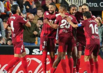 إشبيلية يتخطى فالنسيا بثنائية في الليغا