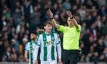 توقف مباراة في الدوري الهولندي بسبب إصابة “غريبة” للحكم