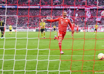 بايرن يقسو على دورتموند برباعية ويتصدر البوندسليغا