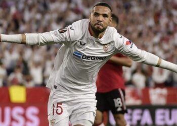 النصيري.. من جحيم الانتقادات إلى نعيم الإشادات