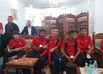 بعثة المنتخب المغربي لأقل من 17 سنة تحط الرحال بمطار بوضياف الجزائري
