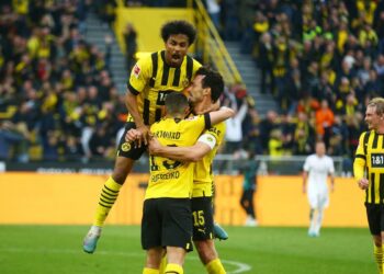 دورتموند يسحق إينتراخت فرانكفورت ويتنزع صدارة “البوندسليغا” من بايرن ميونخ