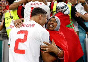 بعد ضجة تحويل أموال إبنها بإسمها .. والدة أشرف حكيمي تخرج عن صمتها وتصدم الجميع