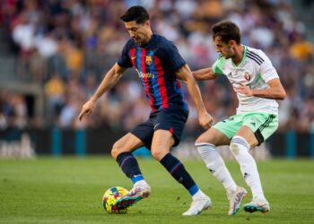 برشلونة يفوز بصعوبة على أوساسونا في طريقه نحو لقب الليغا