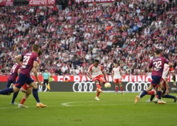 لايبزج يهزم بايرن وينعش آمال دورتموند في التتويج بالبوندسليغا