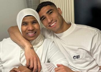 أشرف حكيمي رفقة والدته يلهب مواقع التواصل الاجتماعي “عيد أم سعيد لأفضل أم”