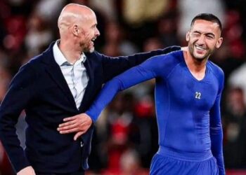 صورة مدرب مانشستر يونايتد وحكيم زياش تخلق جدلا واسعا في مواقع التواصل الاجتماعي