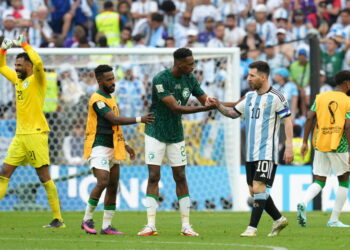 الهلال السعودي يُخاطِب ميسي بلغة المال والصداقة