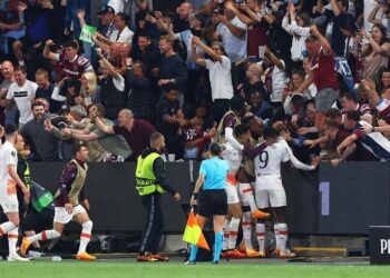 نايف أكرد يتوج رفقة وست هام ببطولة دوري المؤتمر الأوروبي على حساب فيورنتينا