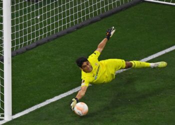 لاعب برشلونة وريال مدريد يشيدون بياسين بونو