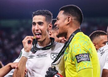 نايف أكرد ضمن التشكيلة المثالية لدوري المؤتمر الأوروبي