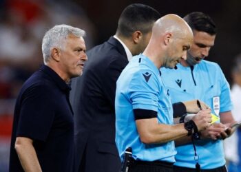 إيقاف مورينيو 4 مباريات أوروبية لشتمه حكما إنجليزيا