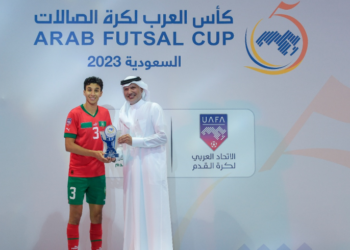 أنس العيان يتوج بجائزة أفضل لاعب في البطولة العربية