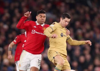 “يويفا” يغرم فريقي مانشستر يونايتد وبرشلونة