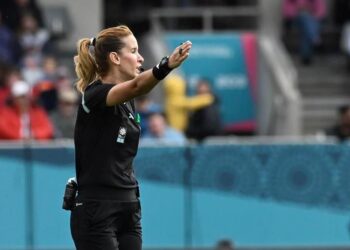 المغربية بشرى كربوبي أول حكمة عربية تقود مباراة في كأس العالم للسيدات