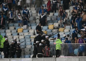 جماهير فيليز سارسفيلد تهاجم لاعبي فريقها بالأسلحة