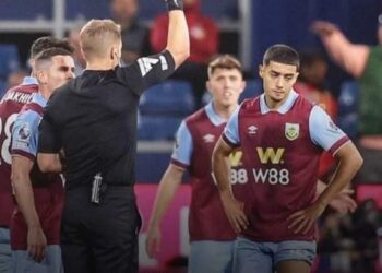 أنس زروري يطرد في أول مباراة له في البرمييرليغ