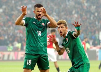 المهاجم العراقي أيمن حسين يوقع للرجاء الرياضي