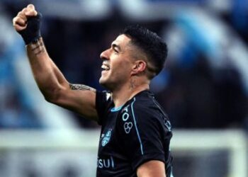 سواريز يساهم في فوز جريميو على كروزير بالدوري البرازيلي
