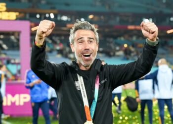 مدرب منتخب إسبانيا للسيدات يخرج عن صمته وينتقد روبياليس