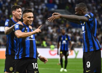 إنتر يعتلي قمة الدوري الإيطالي برباعية في فيورنتينا