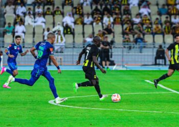 إتحاد جدة يعتلي قمة الدوري السعودي بثنائية في الفتح