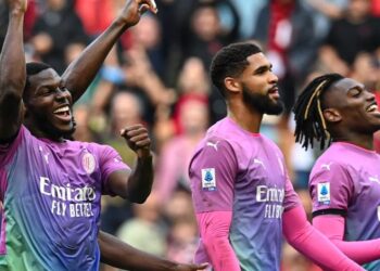 ميلان يعبر فيرونا ويقاسم إنتر صدارة الدوري الإيطالي