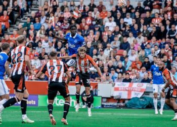 إيفرتون يحقق فوزه الأول في الدوري الإنجليزي الممتاز