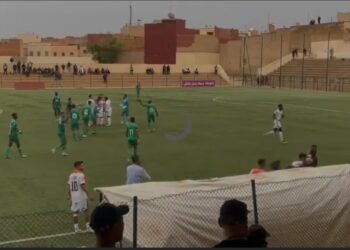 فيديو..مصور يتقمص دور الفار والحكم يستعين به لتأكيد مشروعية هدف ليتجنب الاحتجاجات والسب والشتم